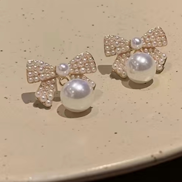 Brand new Faux Pearl Bowknit Eleganet Stud Earrings - Picture 3 of 6